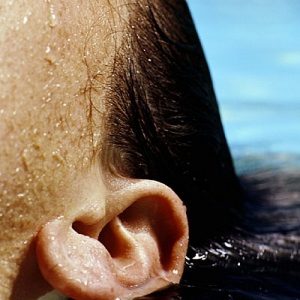 Как нужно правильно беречь уши летом?