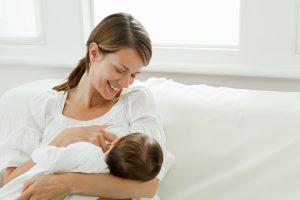 Следует ли кормить грудью больного ребенка?